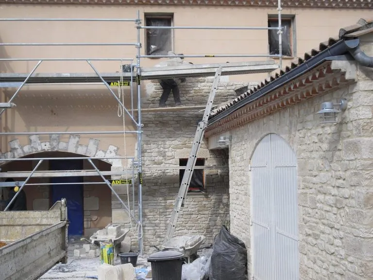 Casa in proces de placare cu piatra Orsol